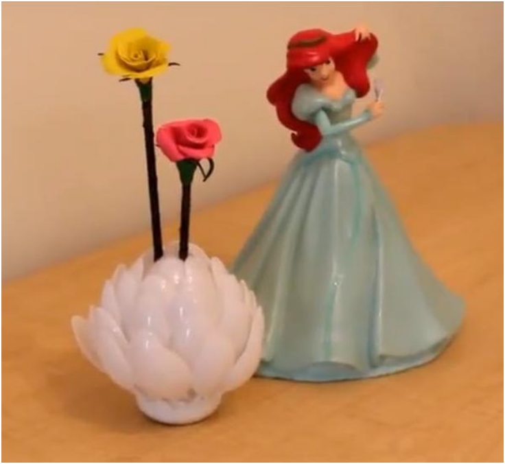 How to make vase with plastic spoons