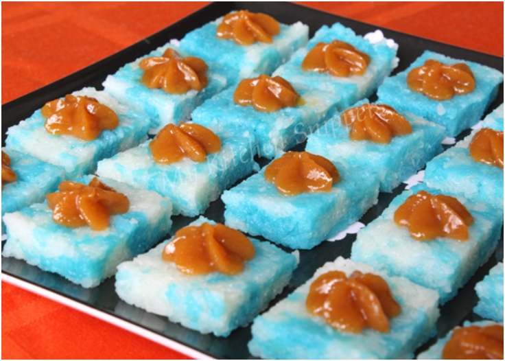 Blue Glutinous Rice Cakes (Pulut Tai Tai)