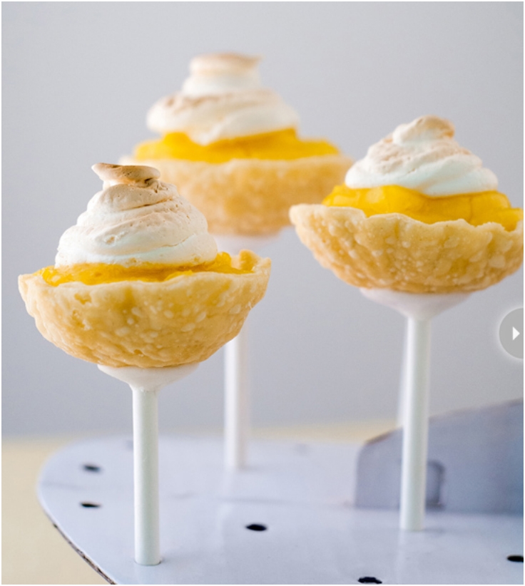 Lemon meringue pie pop