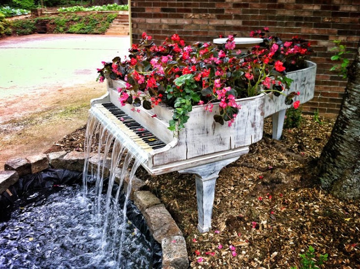old-piano-turned-into-outdoor-water-fountain